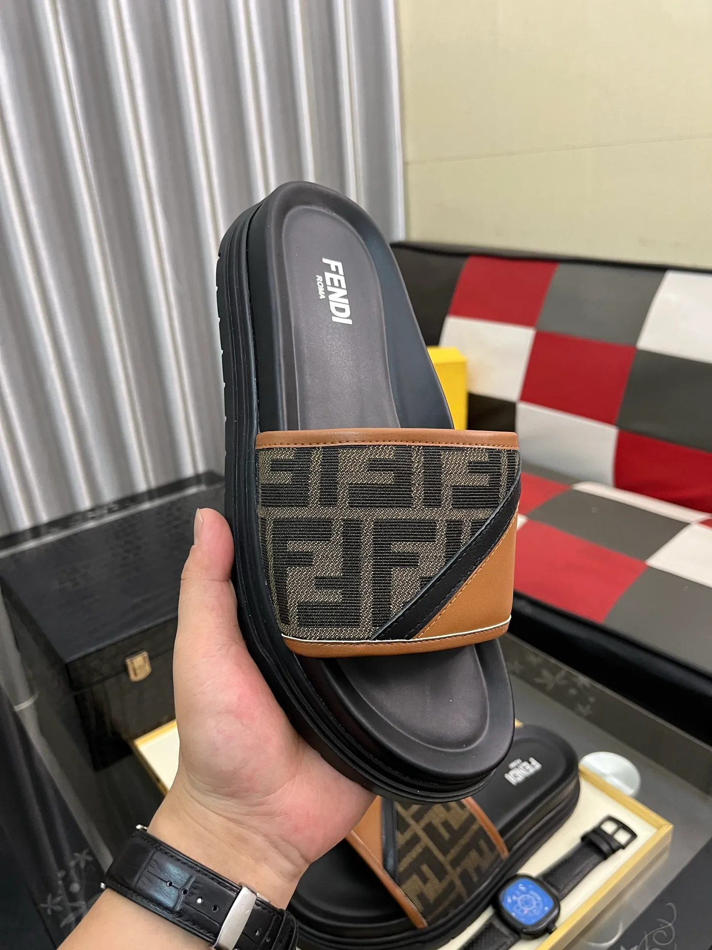 Men's men's shoes💰320⌚️⌚️FENDI Fendi slippers and sandals are shipped💄How can this summer be without the blessing of little monsters💄Original imported special hardware decorative pattern➕Original private model outsole! Details determine success or failure, good quality is not afraid of magnifying details! It feels super comfortable on your feet! This summer you need a pair of trendy, cool and comfortable sandals👣 Standard size: 38-443️⃣Colors available